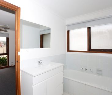 Spacious 3-Bedroom Home in Epping VIC - Photo 6