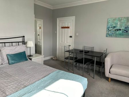 Room 1: Flat 4, 30 Stoke Road, Guildford, GU1 4HR - Photo 5