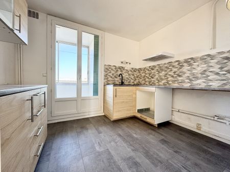 NIMES / CAPOUCHINE - T4 avec BALCON, LOGGIA, PARKING et CAVE - Photo 5