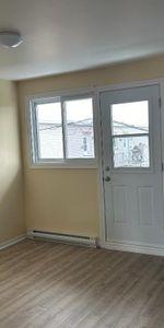 3 1/2 entièrement rénové, poêle frigo inclus, face à la base militaire, possibilité louer meublé 1075$/mois 1er juin - Photo 3