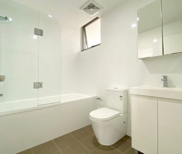 Modern Top-Floor 3-Bedroom Apartment - Exceptional Location - Photo 6