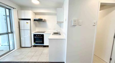 Unfurnished 2 bedroom Apartment w/ Carpark - Photo 2