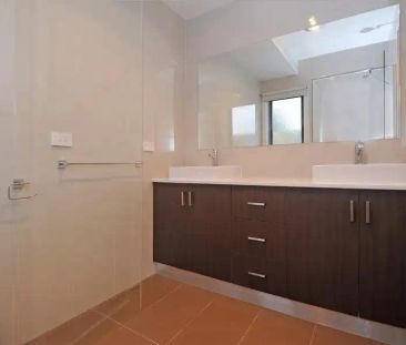 “MODERN LIVING AT ITS BEST!” - Photo 6