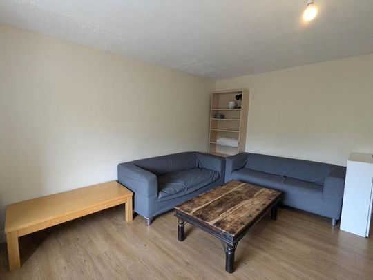 3 bedroom flat to rent - Photo 1