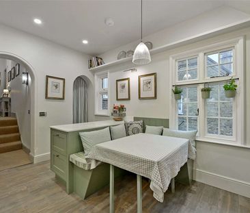 Elegant mid-terrace first and second floor maisonette in central Wi... - Photo 6