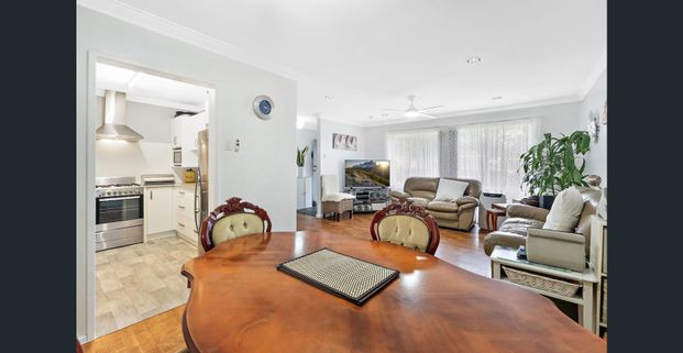 🏠 Massive House Central Location 4 Bed+ 1 Bath + Covered Patio +Ample parking + High security gate - Photo 1