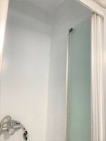 Two/Three bedroom first floor flat close to Ilford station-£1800 pcm - Photo 5