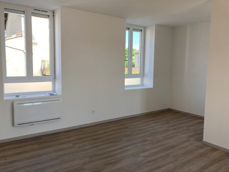 Location Appartement 4 pièces 69m² POUILLY SOUS CHARLIEU 42720 - Photo 3