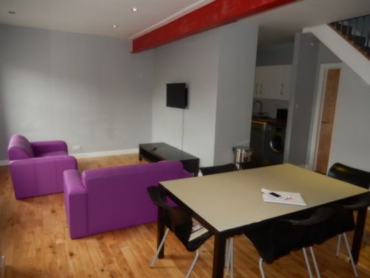 6 Bed Ensuite house, Walters Terrace. - Photo 1