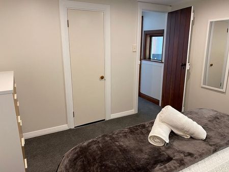 Walk to town, furnished flat with wi fi included - Photo 2