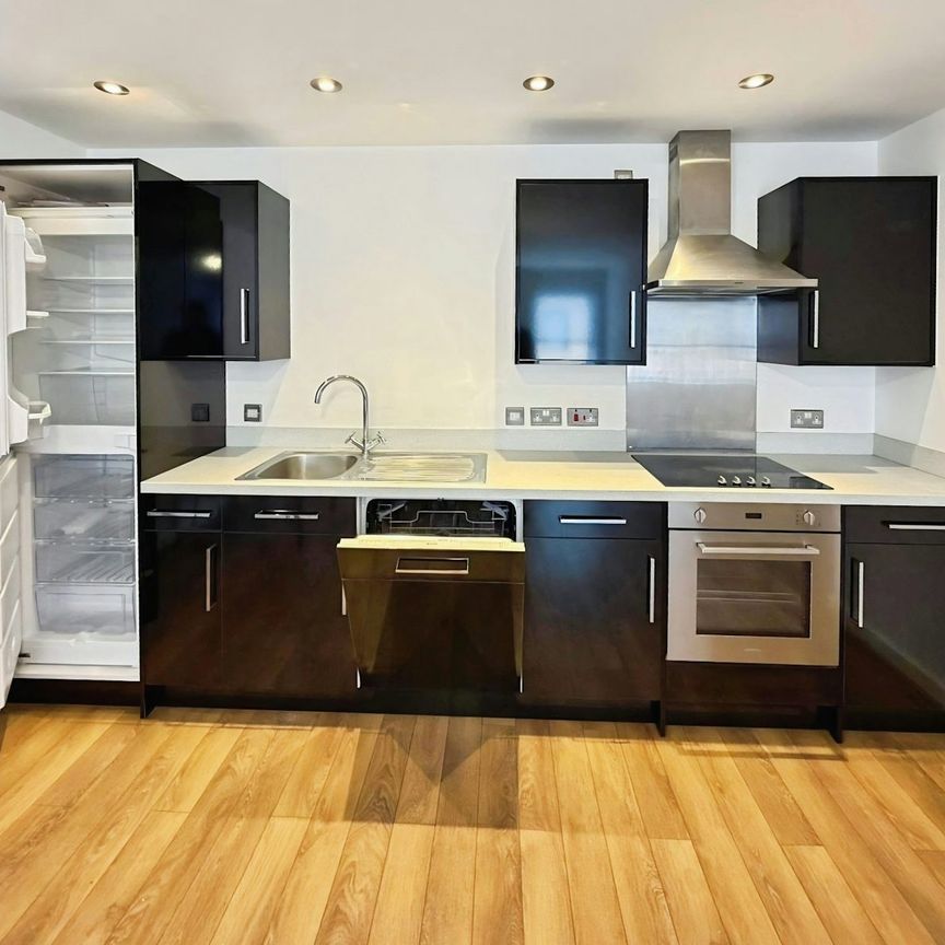 Flat to rent on - Photo 1