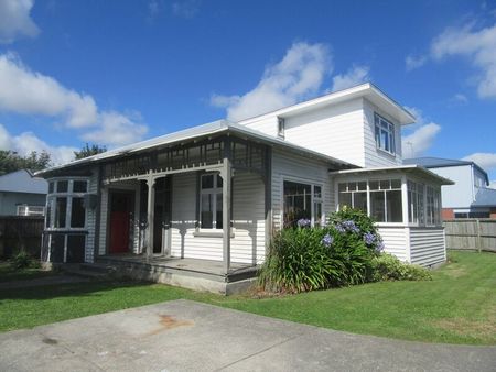 RICCARTON – LARGE CHARATCER HOME, 6 BEDROOMS, 2 HEAT PUMPS, GARDENER INCLUDED - Photo 3
