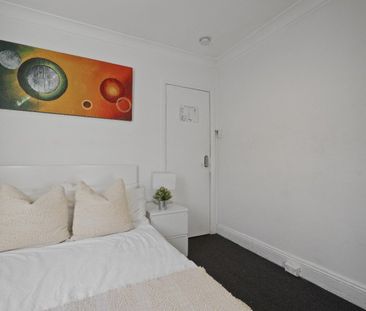 Redfern - Photo 3