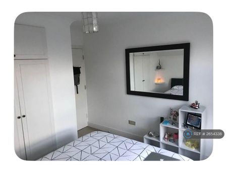 1 bedroom in a flat share to rent - Photo 2