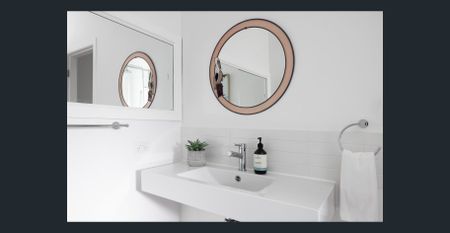 Classic Beach House Nestled In The Heart Of Byron Bay - Fully Furnished Short Term Let - Photo 4