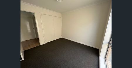 Immaculate residence with functional layout. - Photo 2