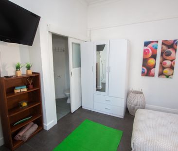 WALKING DISTANCE FROM ST KILDA BEACH APARTMENT. - Photo 3