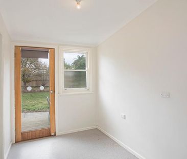 Wonderful Location, Perfect Family Home - Photo 3