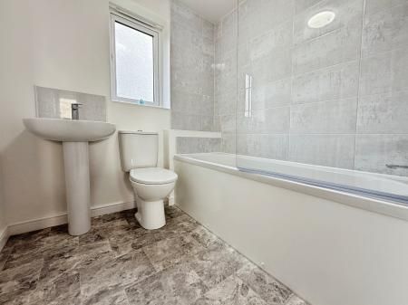 3 bedroom Semi-detached house To Let - Photo 5