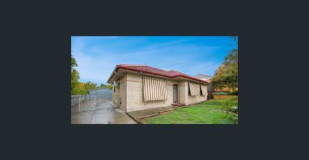 Comfortable 3-Bedroom Home with Spacious Yard and Double Garage - Photo 5