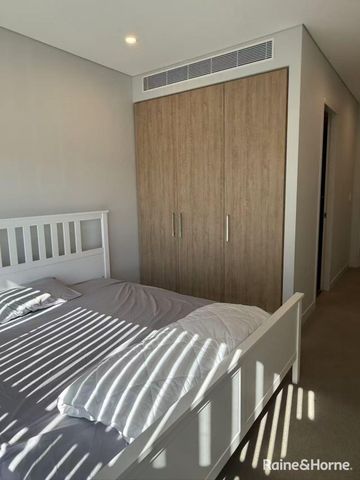 Fully Furnished 2-Bed, 2-Bath Apartment with Parking in Bondi Junction - Photo 4