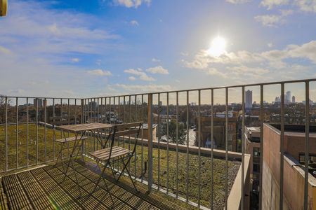 Fabulous Top Floor Flat with Spectacular Views to Rent in London, E8 - Photo 3