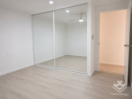 Beautiful Apartment Opposite the Broadwater Parklands– Prime Southport Location - Photo 2