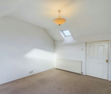 Terraced House to rent on - Photo 6