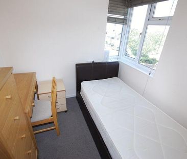 4 bedroom semi-detached house to rent - Photo 4
