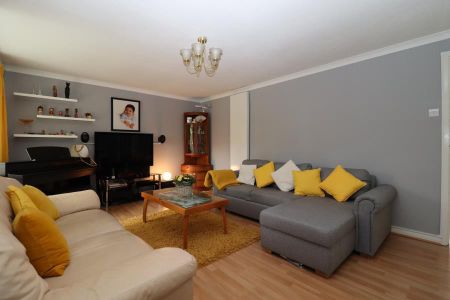 3 bedroom detached house to rent - Photo 2