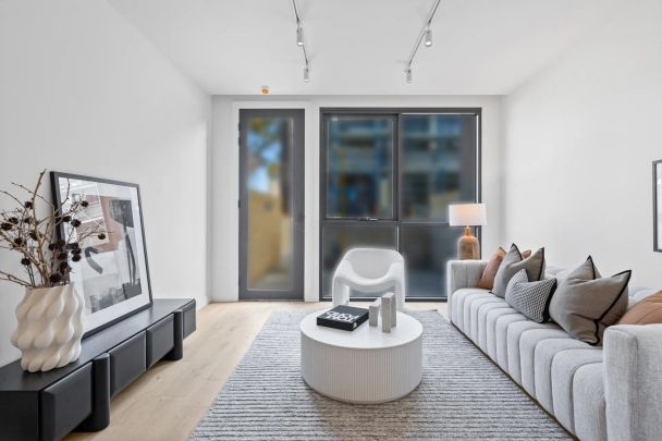 Luxurious living in a prestigious Hotham Hill location - Photo 1