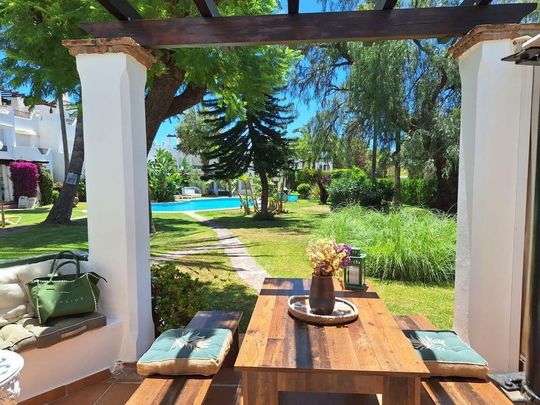 Alquiler de chalet pareado en Calle Sirio - Photo 1