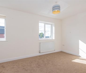 3 bed House - Detached To Let - Photo 2