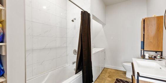 duplex entièrement rénové offre confort, modernité et emplacement stratégique. 🏢 4 ½ (2e étage) - Photo 3