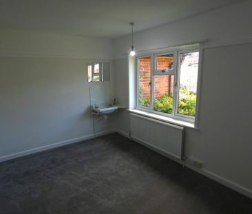 4 bed Semi-Detached - To Let - Photo 3