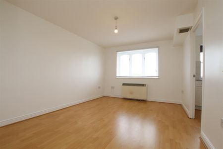 1 bedroom Apartment to let - Photo 2