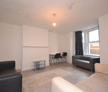 Price £600 pcm - Available Now - Unfurnished - Photo 3