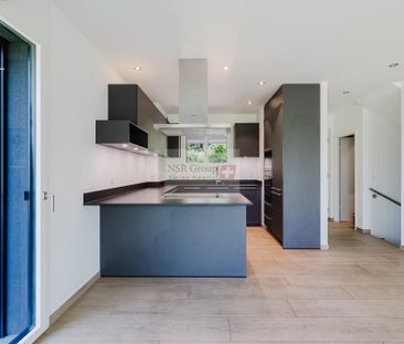 Modern villa with lake view and exceptional setting - Photo 3