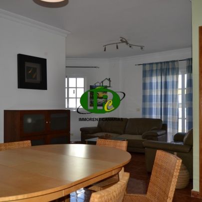 apartment on the first floor with 3 bedrooms and 2 bathrooms. In a quiet side street with small balconies and a terrace - Photo 1