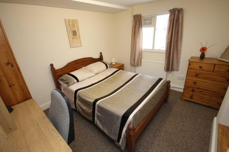 5 bedroom semi-detached house to rent - Photo 4