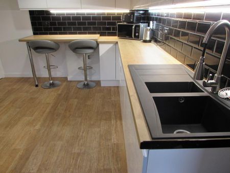 6 bedroom terraced house to rent - Photo 2