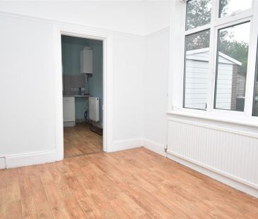 4 bedroom semi-detached house to rent - Photo 3