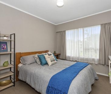 Charming Two Bedroom Unit - Photo 1