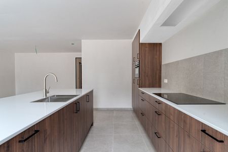 Hoogwaardig afgewerkt nieuwbouw appartement met 2 slaapkamers, terras, tuin en carport - foto 5