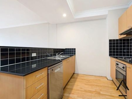 PRIVACY, STYLE & CONVENIENCE IN THE HEART OF SURRY HILLS - Photo 4