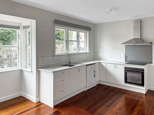 RENOVATED 3-BEDROOM KARORI HOME! - Photo 1