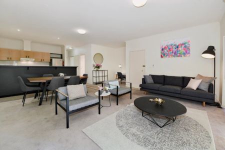 Charming 2-bedroom apartment near RMIT University - Photo 2