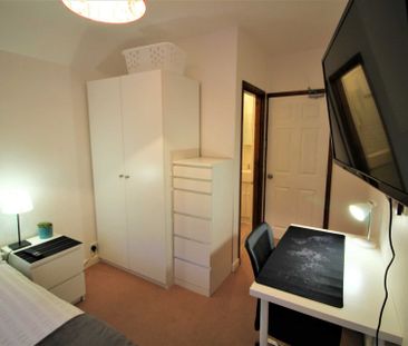 EN SUITE- Room 6, Pewley Way, Guildford, GU1 3PX - Photo 2