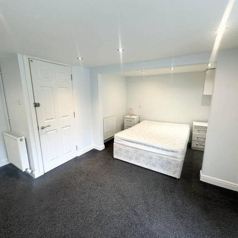 1 bedroom in a house share to rent - Photo 1