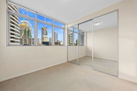 Stylish & Bright Two Bedroom Apartment with Deducted Aircon - Photo 3